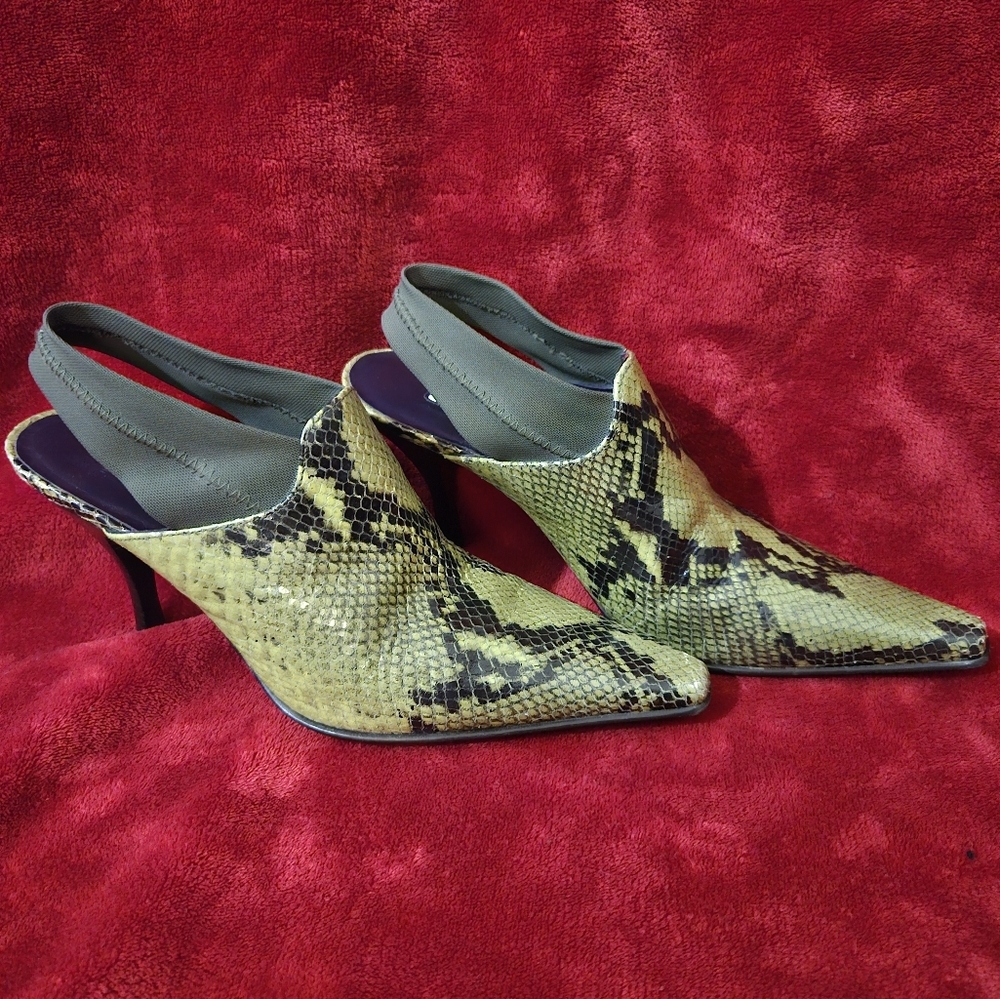 Donald Pliner Green and Black Sling Back Heels. Size 9.